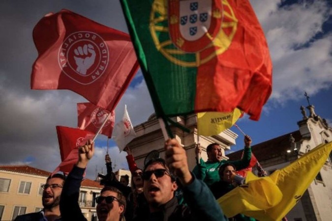 Eleitores trocam nomes de partidos em voto de papel em Portugal